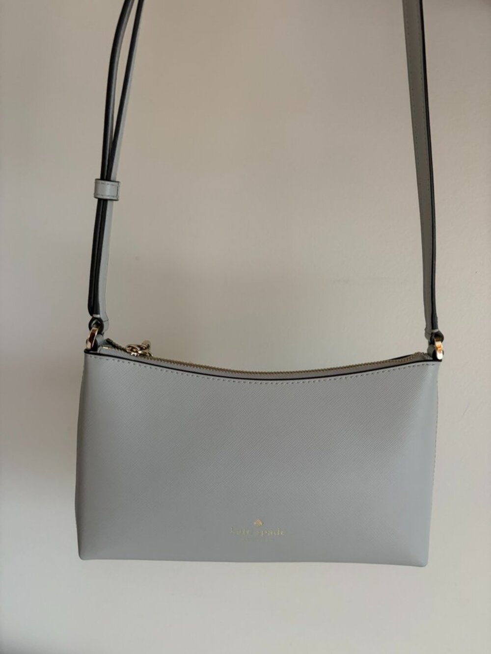Kate Spade New York Sadie Crossbody in Platinum Grey saffiano leather, unused